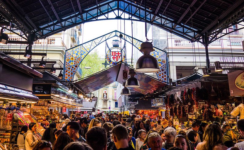 Folla di turisti alla Boqueria